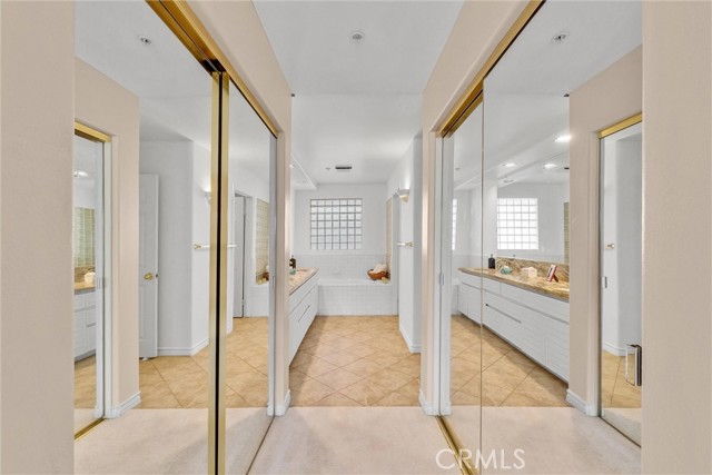 Image 18 of 40 For 2233 Martin  302