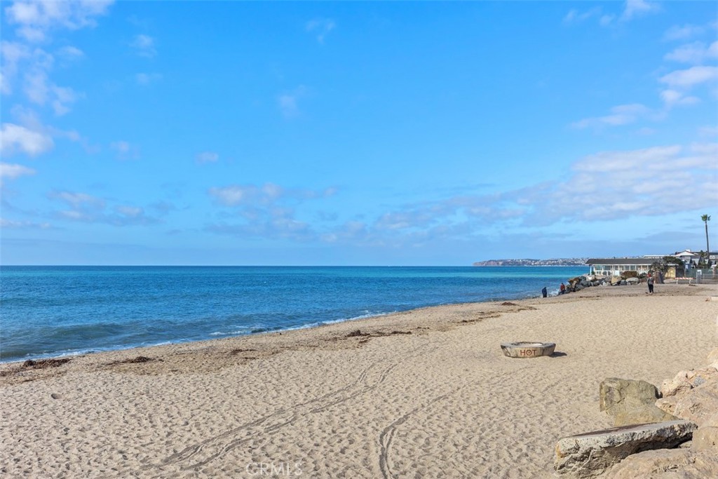 https://media.crmls.org/medias/9c6bf7fd-34c4-4eed-8789-e7190605d169.jpg?preset=X-Large