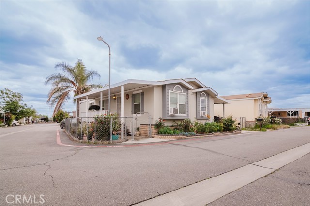 250 N Linden Avenue, Rialto CA: https://media.crmls.org/medias/9c6e2df3-9092-4c5a-b86c-f77c719f125e.jpg