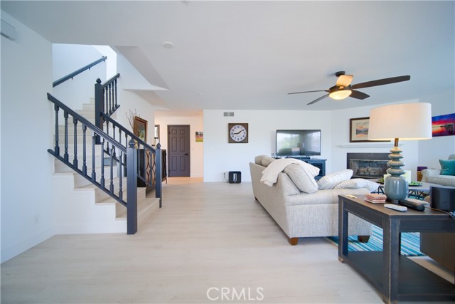 Detail Gallery Image 7 of 34 For 308 13th St, Seal Beach,  CA 90740 - 6 Beds | 4 Baths