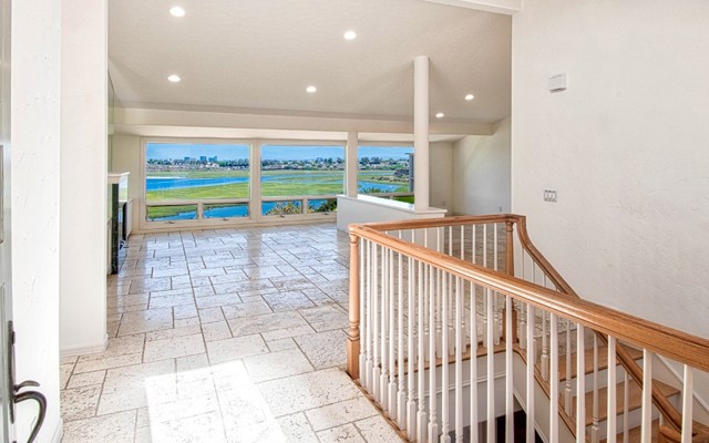 2163 Vista Entrada, Newport Beach CA: https://media.crmls.org/medias/9c70647c-ca64-4189-81c4-5914df26c267.jpg