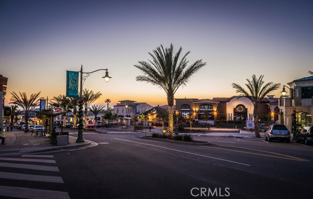 Upper Pier Avenue restaurants and locally-owned shops.