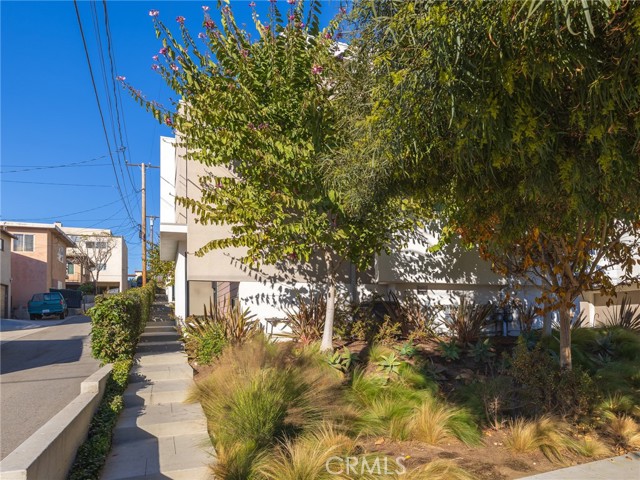 Detail Gallery Image 2 of 33 For 119 E Walnut Ave, El Segundo,  CA 90245 - 3 Beds | 2/1 Baths