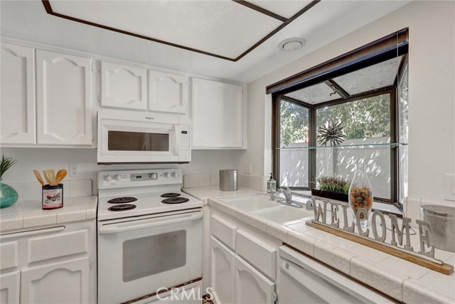 905 Powell Court, Costa Mesa CA: https://media.crmls.org/medias/9c751937-aa79-459a-8a6d-c2b7e393efa1.jpg