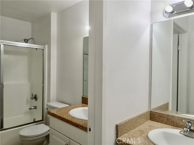 Detail Gallery Image 11 of 24 For 21400 Burbank Bld #201,  Woodland Hills,  CA 91367 - 2 Beds | 2 Baths