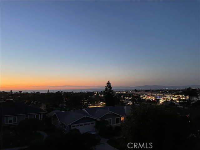 Detail Gallery Image 8 of 12 For 205 via Los Altos, Redondo Beach,  CA 90277 - 5 Beds | 4 Baths