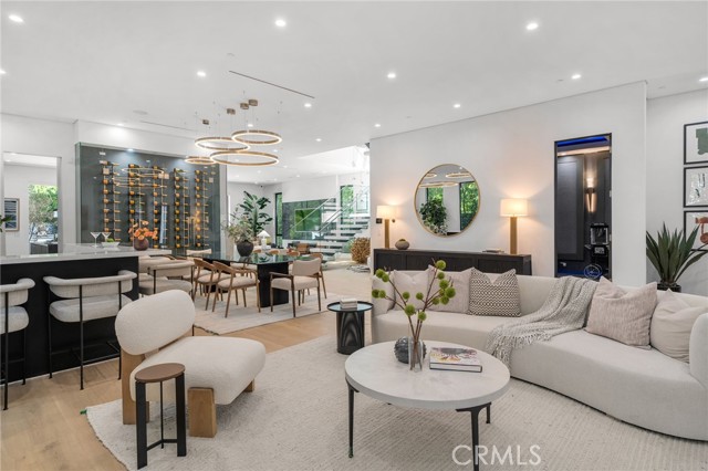 Detail Gallery Image 2 of 59 For 15231 Greenleaf St, Sherman Oaks,  CA 91403 - 6 Beds | 7/1 Baths