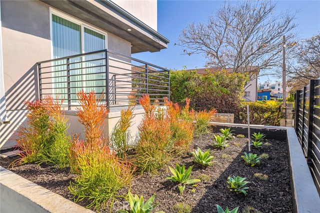 Detail Gallery Image 5 of 22 For 1704 S Redondo Bld, Los Angeles,  CA 90019 - 4 Beds | 4 Baths