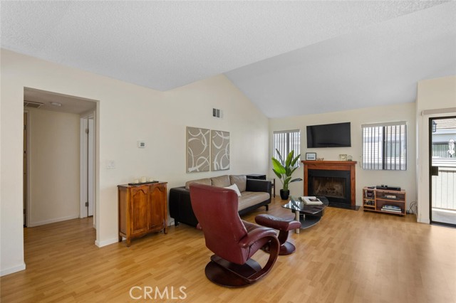 Detail Gallery Image 5 of 24 For 27070 Hidaway Ave #5,  Canyon Country,  CA 91351 - 2 Beds | 1/1 Baths