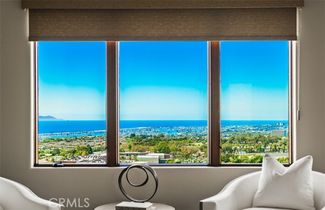 25 San Mateo Way, Corona del Mar CA: https://media.crmls.org/medias/9c88183f-de4c-489d-8b95-3c5aa105bfb1.jpg