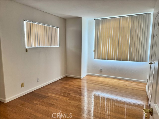 Detail Gallery Image 10 of 18 For 18319 Hart St #3,  Reseda,  CA 91335 - 4 Beds | 4 Baths