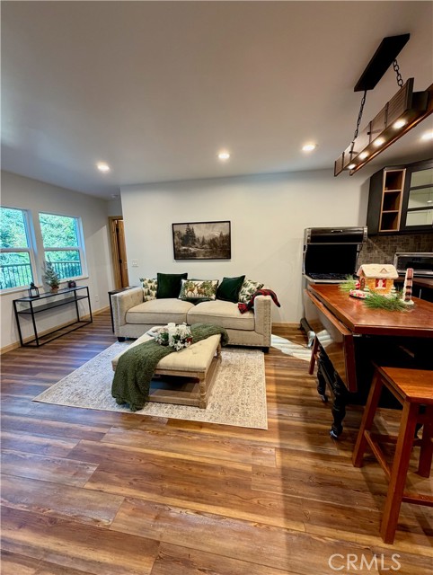 Detail Gallery Image 6 of 26 For 675 Pinnacle, Lake Arrowhead,  CA 92352 - 3 Beds | 2 Baths