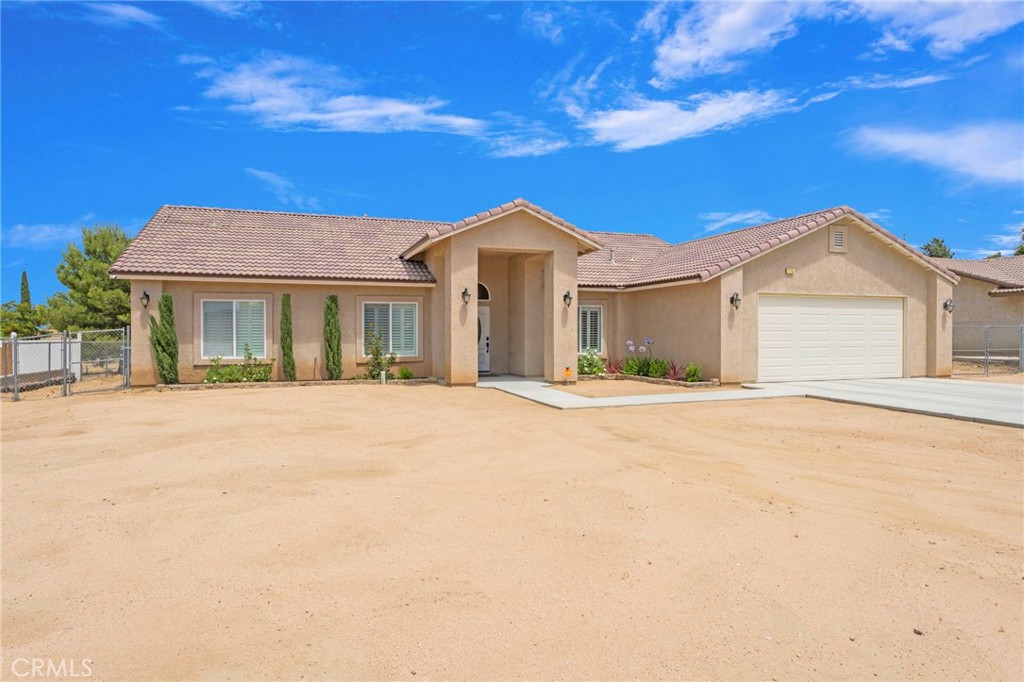 https://media.crmls.org/medias/9c8b54aa-37ff-4145-b65c-cf51028dde6e.jpg?preset=X-Large