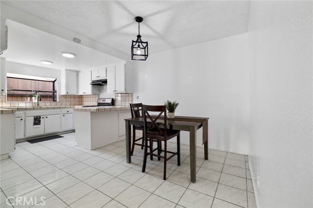 Detail Gallery Image 10 of 42 For 13534 Cordary Ave #14,  Hawthorne,  CA 90250 - 3 Beds | 3 Baths