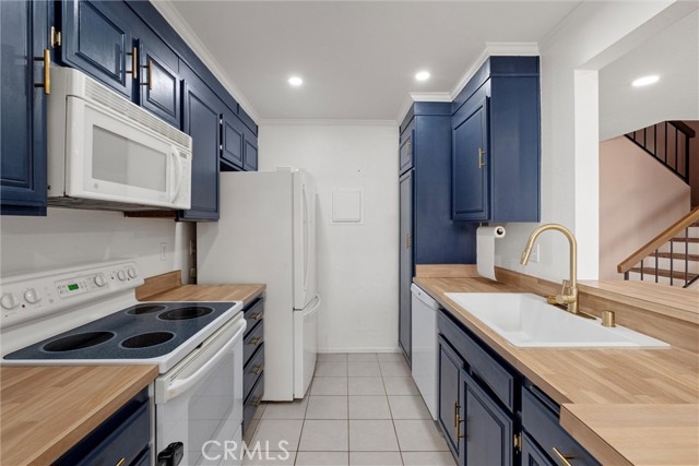 8165 Woodland Dr, Buena Park CA: https://media.crmls.org/medias/9c8e0c72-9812-435f-94f6-03782259d260.jpg