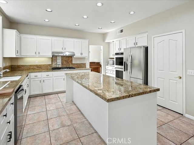 Detail Gallery Image 17 of 45 For 14433 Grandifloras Rd, Canyon Country,  CA 91387 - 4 Beds | 3 Baths