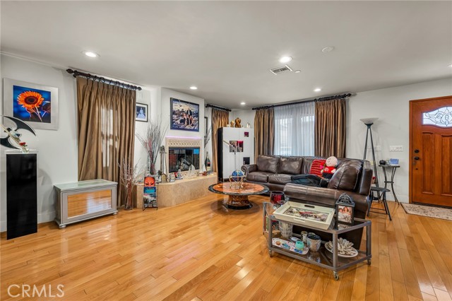 Detail Gallery Image 13 of 31 For 236 8th St, Seal Beach,  CA 90740 - 5 Beds | 5 Baths