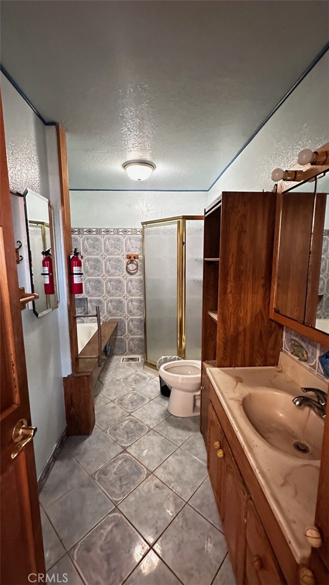 https://media.crmls.org/medias/9c8fc6de-8758-451f-8c74-4b6a3838d420.jpg?preset=X-Large