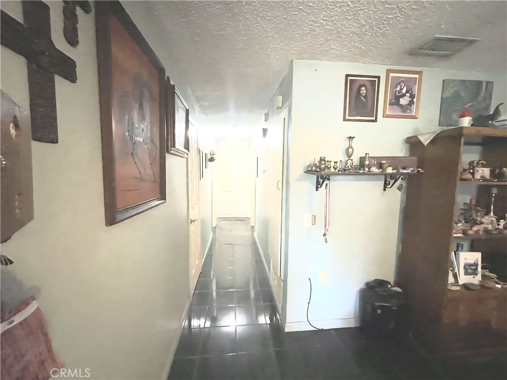 https://media.crmls.org/medias/9c92dde7-6205-44c8-89fc-eff5c6b5e204.jpg?preset=X-Large