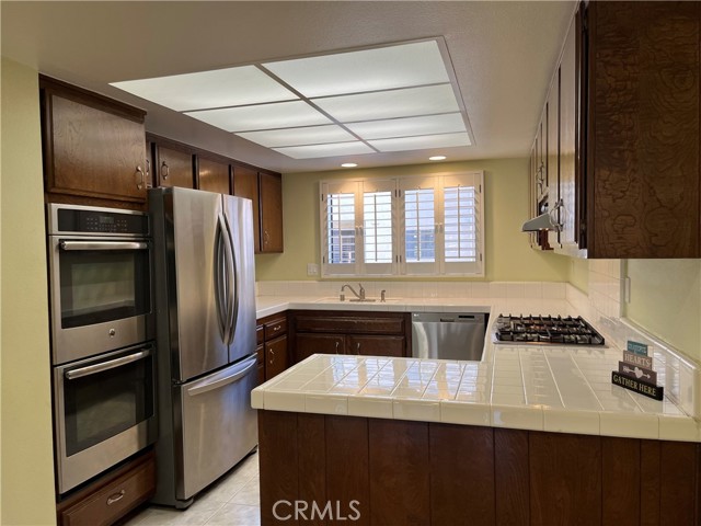 Detail Gallery Image 13 of 27 For 21801 Burbank #83,  Woodland Hills,  CA 91367 - 4 Beds | 3 Baths