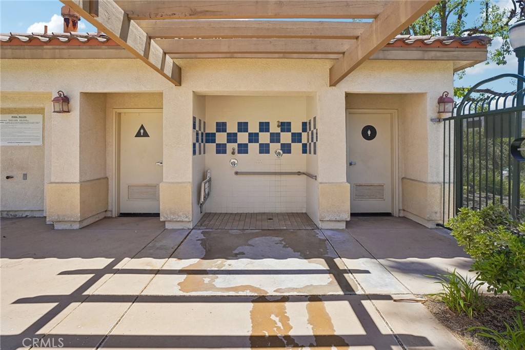 https://media.crmls.org/medias/9c978b4b-6cc4-481a-9805-a15dfc69e99c.jpg?preset=X-Large