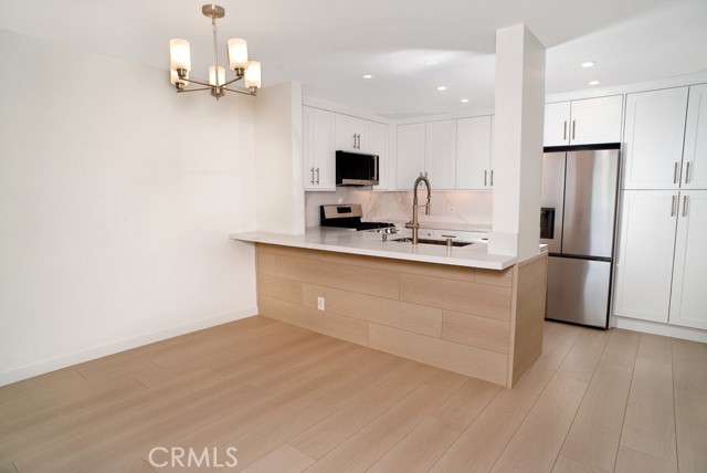 Detail Gallery Image 2 of 17 For 21650 Burbank #115,  Woodland Hills,  CA 91367 - 2 Beds | 2 Baths