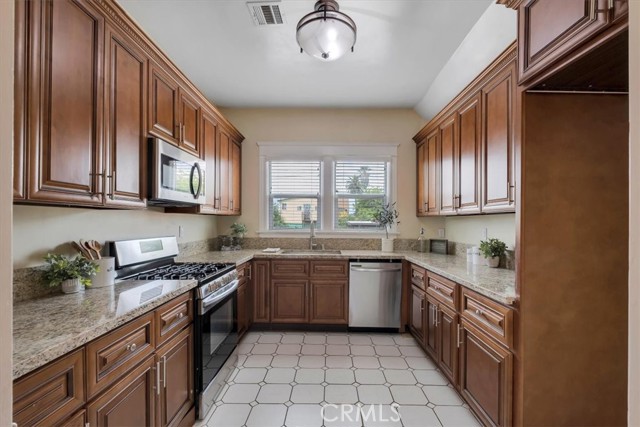 Detail Gallery Image 6 of 14 For 2913 Brighton Ave, Los Angeles,  CA 90018 - 4 Beds | 2/1 Baths
