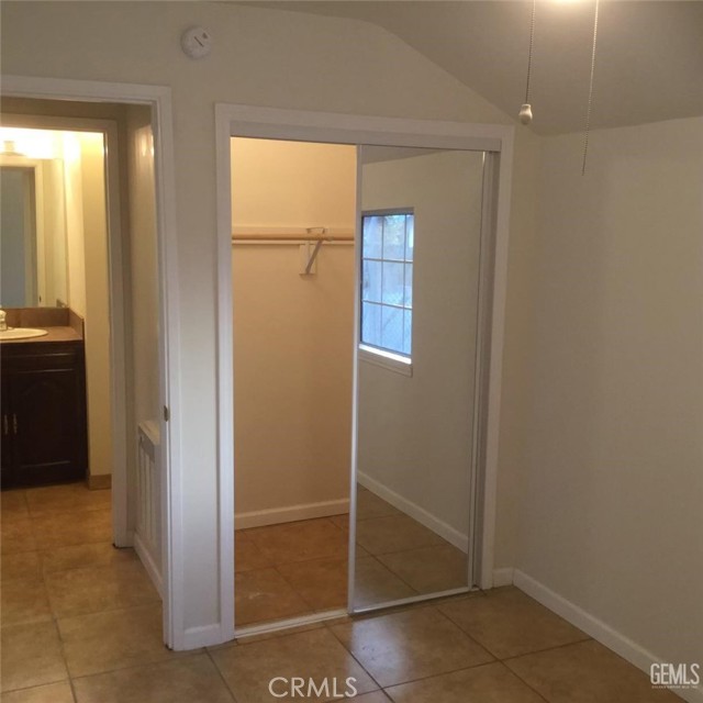 Detail Gallery Image 6 of 12 For 121 Roberts, Bakersfield,  CA 93308 - 2 Beds | 1 Baths
