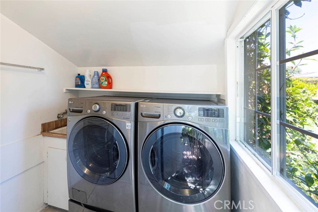 1051 Marine Drive, Laguna Beach CA: https://media.crmls.org/medias/9c9d8eb2-4ff9-44ea-bab7-13b6b65080eb.jpg