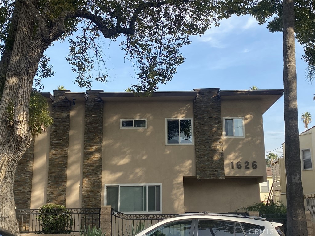 1626 N Kingsley #6