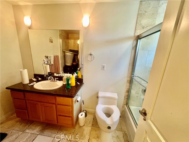 Detail Gallery Image 13 of 15 For 1515 Grismer Ave #102,  Burbank,  CA 91504 - 2 Beds | 2 Baths