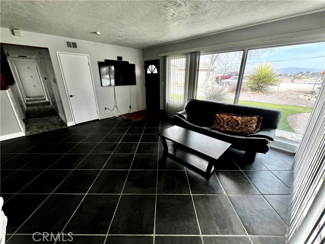 Detail Gallery Image 3 of 20 For 13076 Osage Rd, Apple Valley,  CA 92308 - 4 Beds | 2 Baths