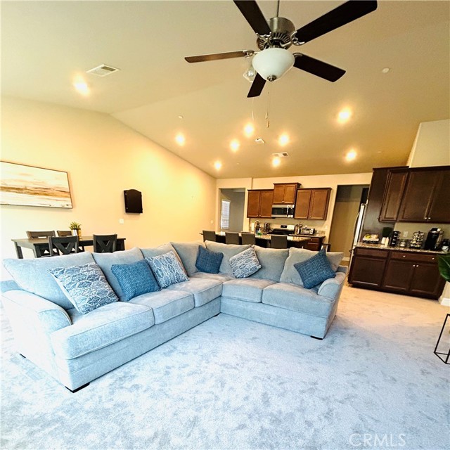 Detail Gallery Image 3 of 15 For 6140 E Laurel, Fresno,  CA 93727 - 2 Beds | 2 Baths