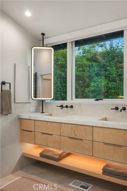 592 Bluebird Canyon Drive, Laguna Beach CA: https://media.crmls.org/medias/9ca08a8c-d633-4f40-a9c9-d2047d78982e.jpg