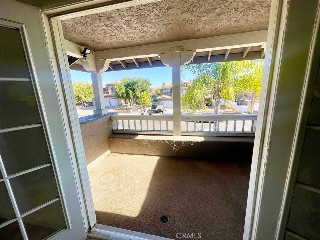 https://media.crmls.org/medias/9ca1993d-0499-472b-a0ab-328bb7f98605.jpg?preset=X-Large