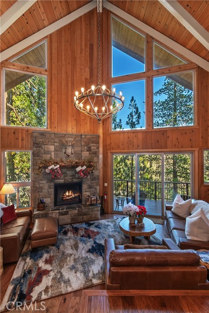 26621 Thunderbird Drive, Lake Arrowhead CA: https://media.crmls.org/medias/9ca1f3e6-bda9-415e-ba77-1f712dbfeaab.jpg