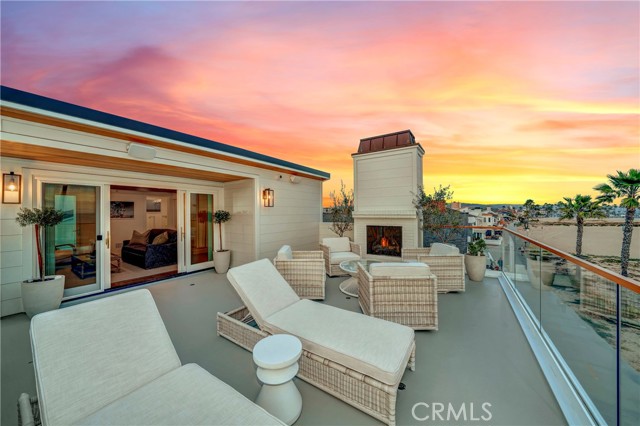 Detail Gallery Image 36 of 38 For 114 E Oceanfront, Newport Beach,  CA 92661 - 3 Beds | 4/1 Baths