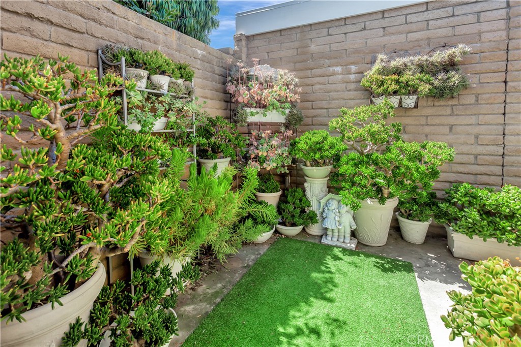 https://media.crmls.org/medias/9ca328f7-4785-4d25-9060-0134618895ca.jpg?preset=X-Large