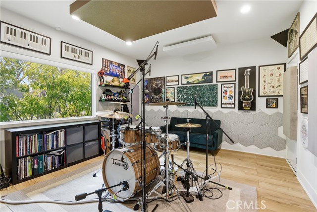 Detail Gallery Image 26 of 36 For 22637 Erwin St, Woodland Hills,  CA 91367 - 6 Beds | 5/1 Baths