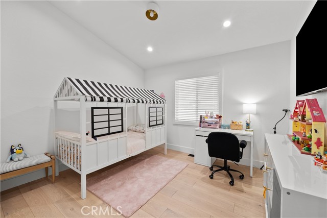 Detail Gallery Image 17 of 29 For 19983 Crestview Dr, Canyon Country,  CA 91351 - 3 Beds | 2 Baths