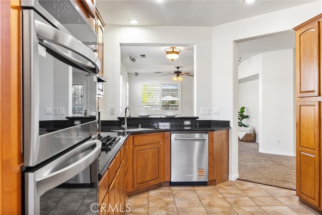 Detail Gallery Image 12 of 33 For 420 Hollyhill, Bakersfield,  CA 93312 - 3 Beds | 2 Baths