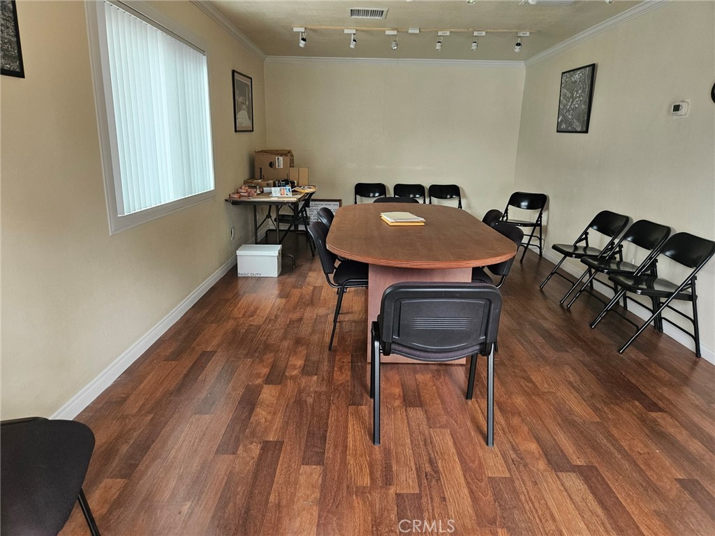 https://media.crmls.org/medias/9cb106d9-fb12-4959-a173-ce64e8ed42d4.jpg?preset=X-Large