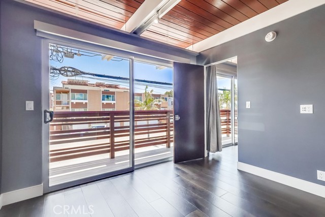6715 E Ocean Boulevard, Long Beach CA: https://media.crmls.org/medias/9cb347d5-1777-464d-9521-9b656f405cb0.jpg
