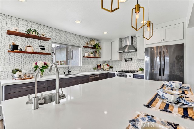 2218 S Linda Way, Santa Ana CA: https://media.crmls.org/medias/9cb77e34-f3c4-4eb0-9de5-05d1691d512e.jpg