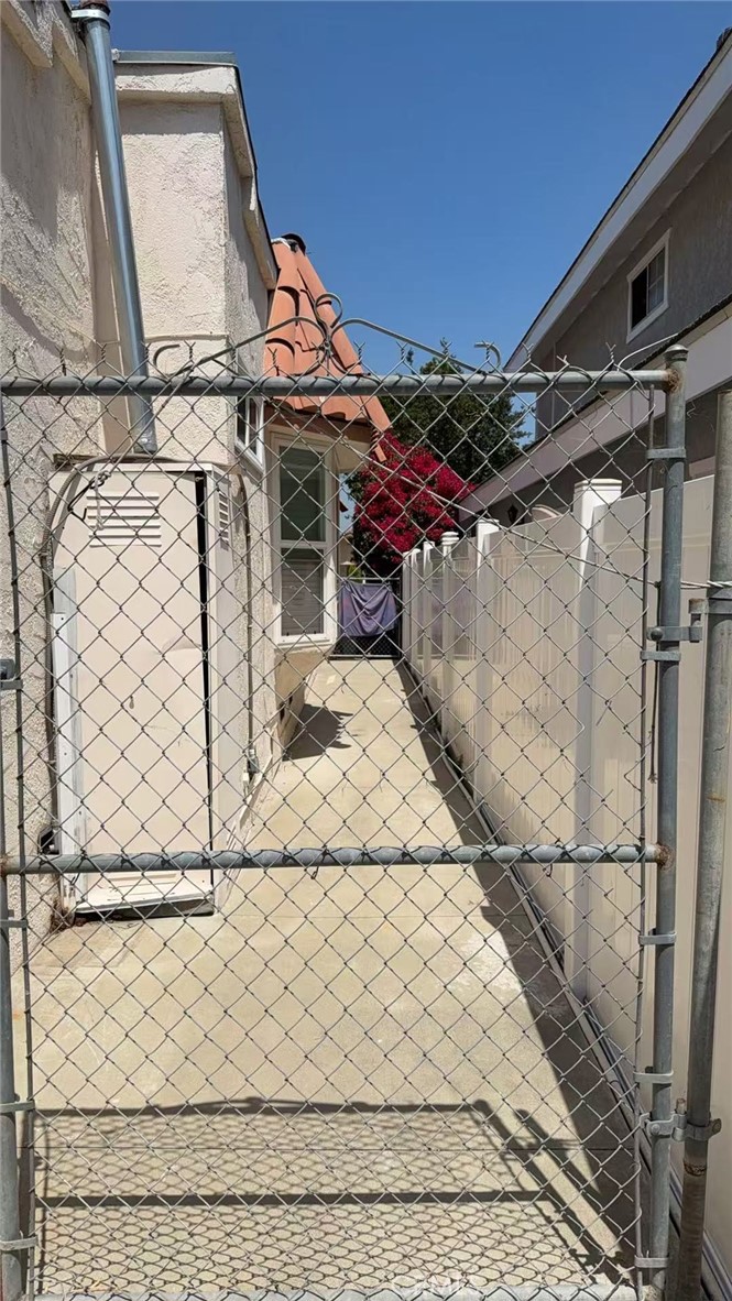 https://media.crmls.org/medias/9cbbb5ae-9cca-4517-8620-fe136e397b80.jpg?preset=X-Large
