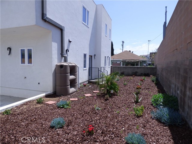 Detail Gallery Image 14 of 20 For 1923 Holly Dr, Los Angeles,  CA 90068 - 2 Beds | 2 Baths