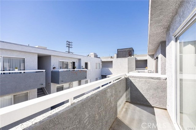 Detail Gallery Image 8 of 13 For 4406 Cahuenga Bld #203,  Toluca Lake,  CA 91602 - 2 Beds | 2 Baths