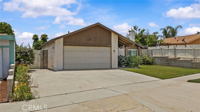 10060 Hillsborough Lane, Riverside CA: https://media.crmls.org/medias/9ccb05d1-e2f5-408d-a758-d6656a84b760.jpg
