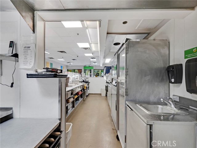 401 S Glenoaks Boulevard, Burbank CA: https://media.crmls.org/medias/9cce0101-b1db-4560-a051-4a96a0f40ecf.jpg
