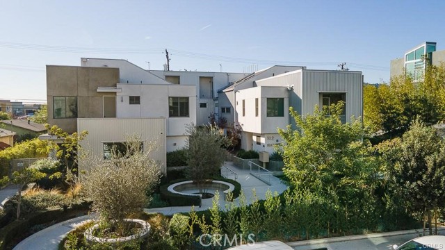 532 W Elk Avenue 6